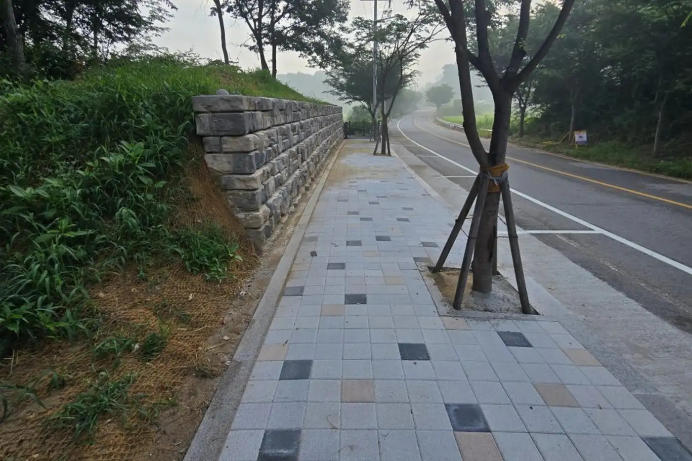 지방도로변 보도블럭 신설 현장