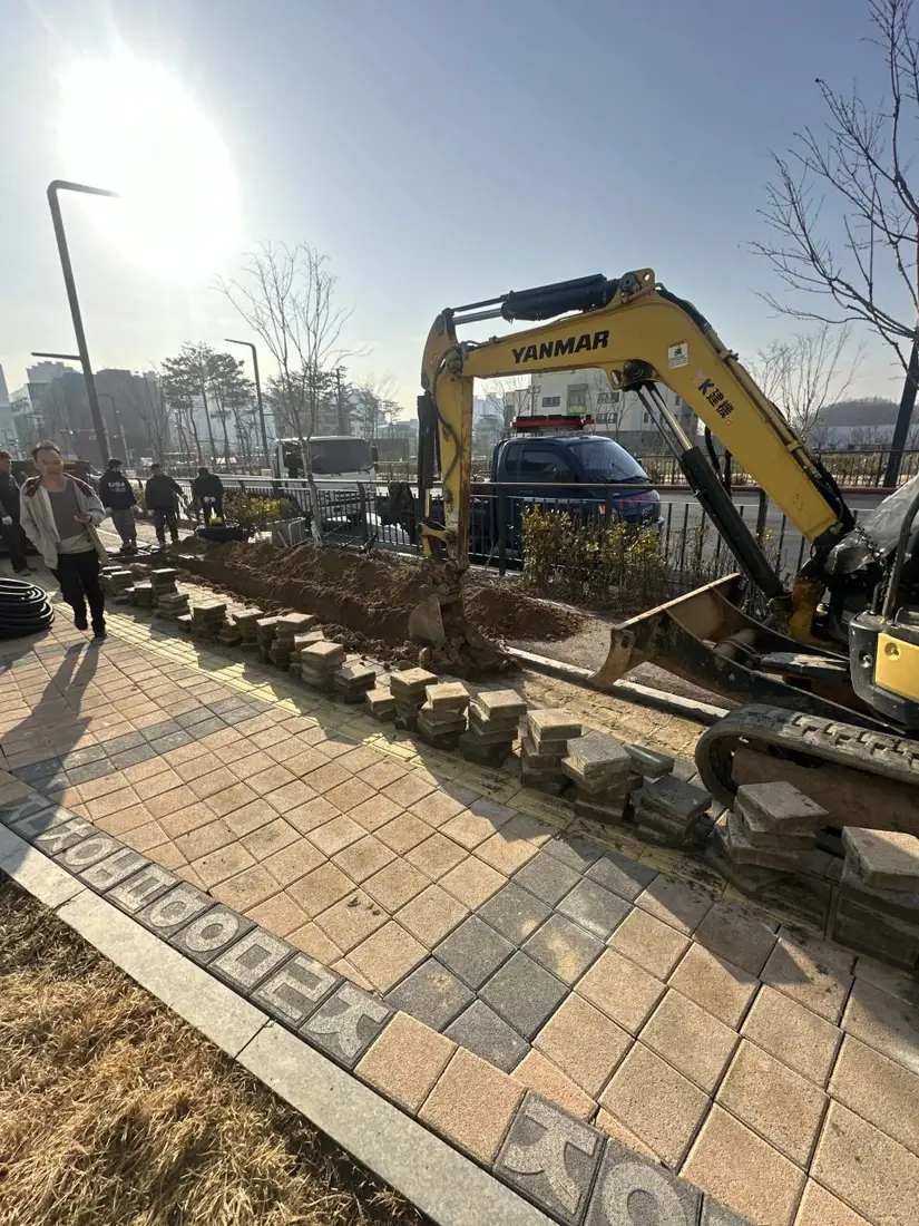 아파트 단지 앞 보도블럭 교체 시공 전