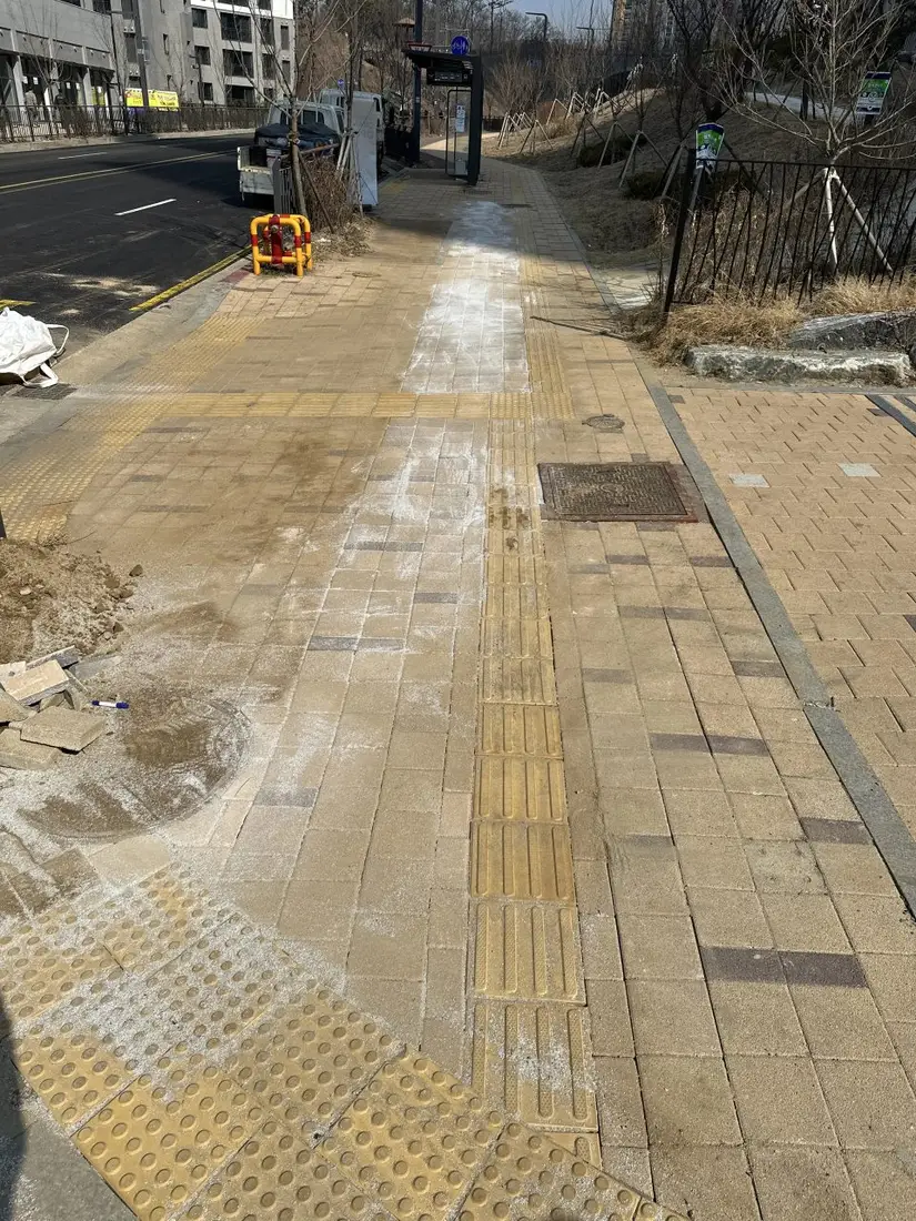 버스정류장 보도블럭 재시공
